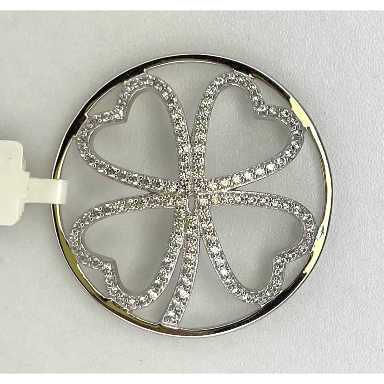 Zilver klavertje met hartje van zirkonia 