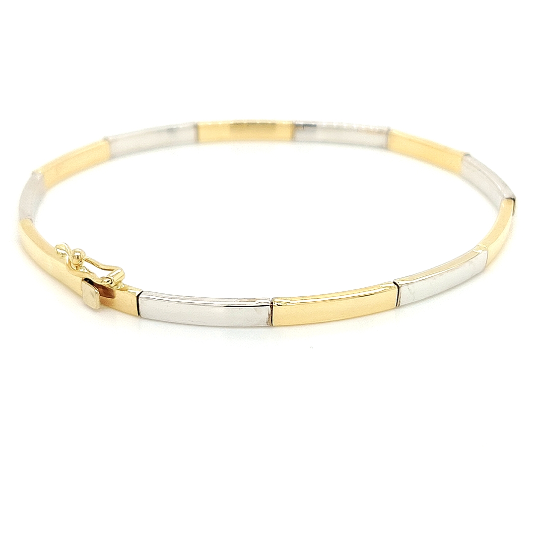 Deze bicolor gouden armband heeft een fijne uitstraling, maar is ontzettend mooi en solide gemaakt. Zowel de witgouden als de geel gouden schakels zijn glad gepolijst. Met het veiligheidsachtje (dit is de extra slotbeveiliging) weet je zeker dat deze armband veilig om de pols hangt.

Armband GAS092WRSM is een set met collier GCS052WRSM.