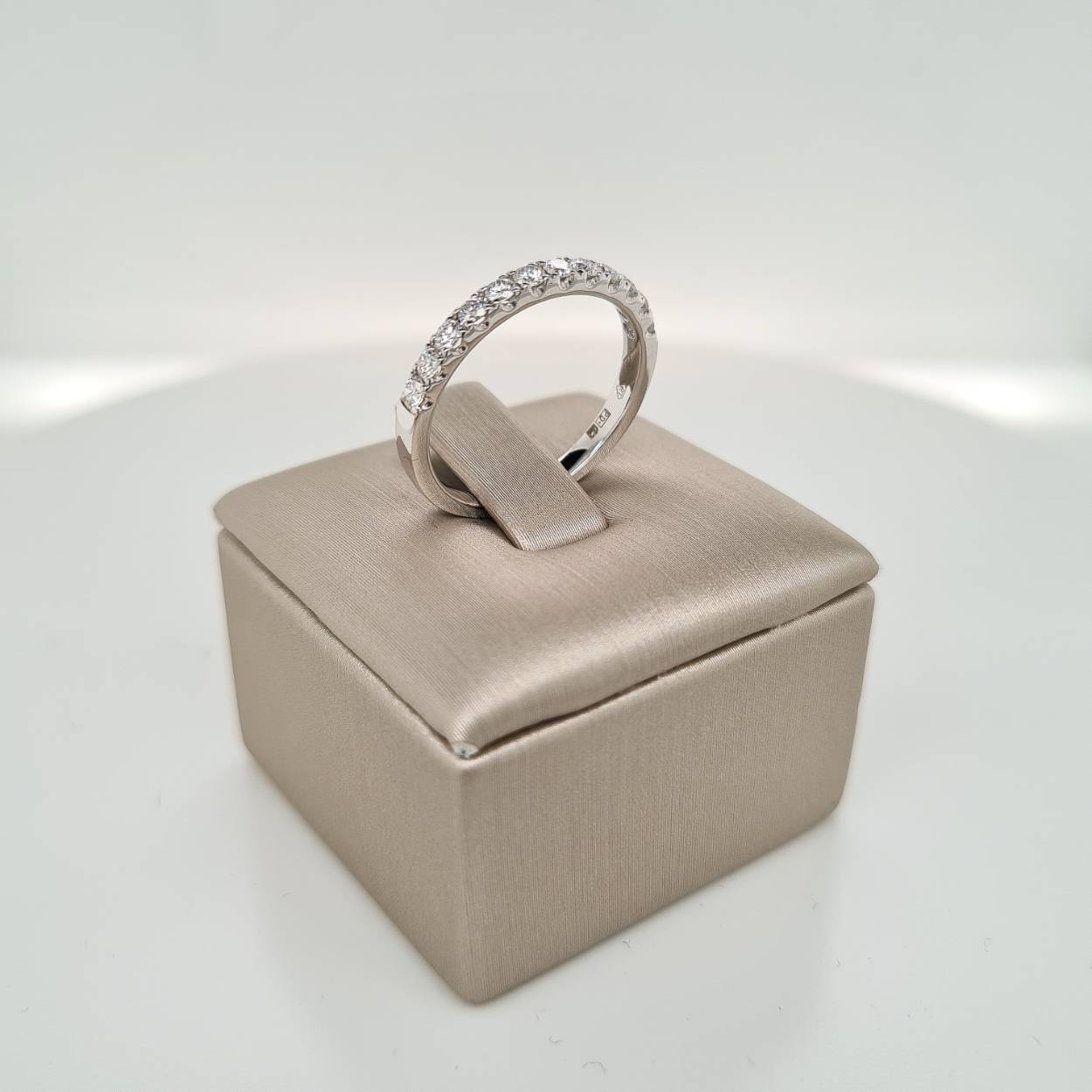 Prachtige 18krt witgouden sider ring met diamant, 12-0,40crt G Si. De maat van de ring is 53 (17). Heeft u een andere maat, neem dan gerust contact met ons op.