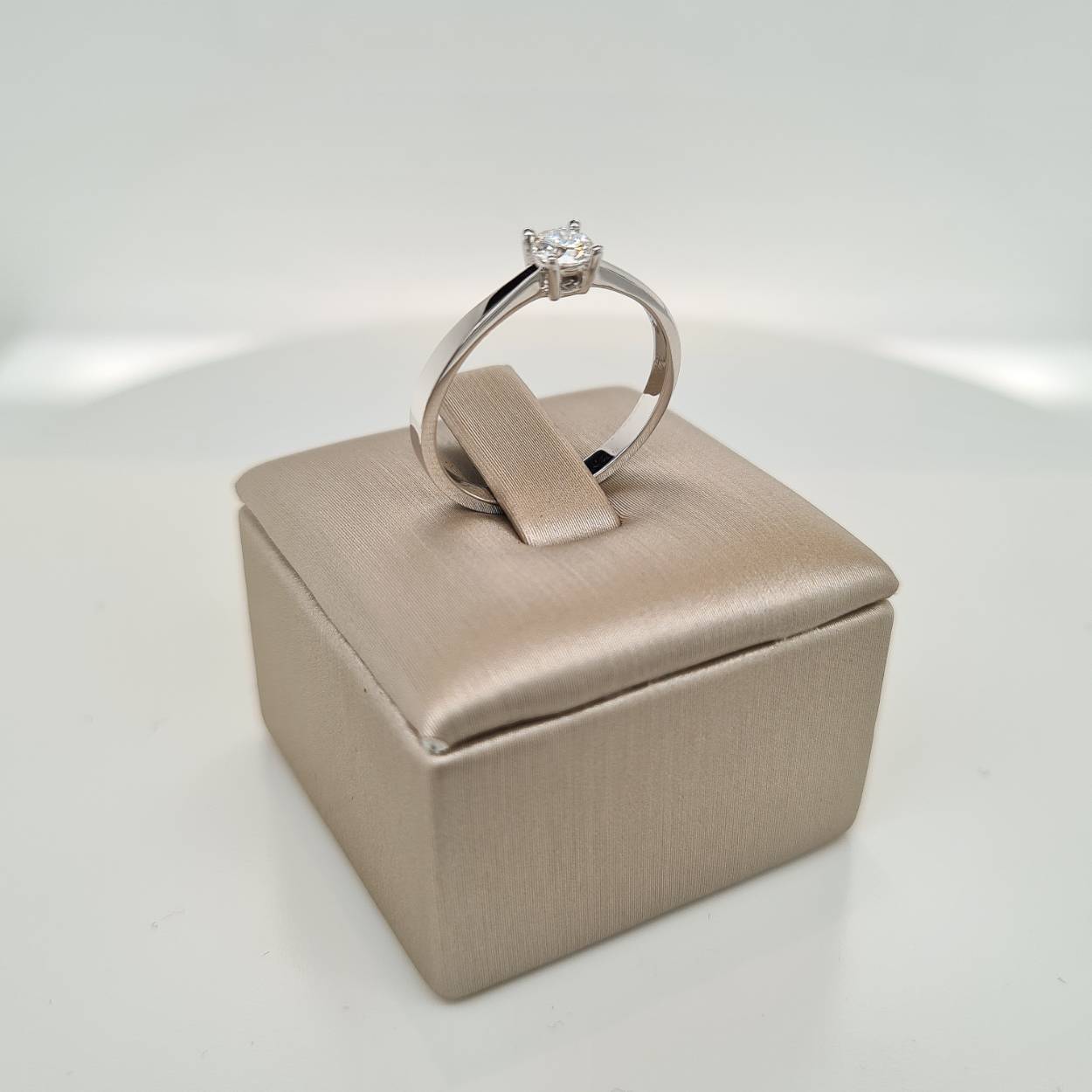 Prachtige 14krt witgouden solitaire ring met diamant, 0,25crt H Si. De maat van de ring is 52.5 (16.75). Heeft u een andere maat, neem dan gerust contact met ons op.