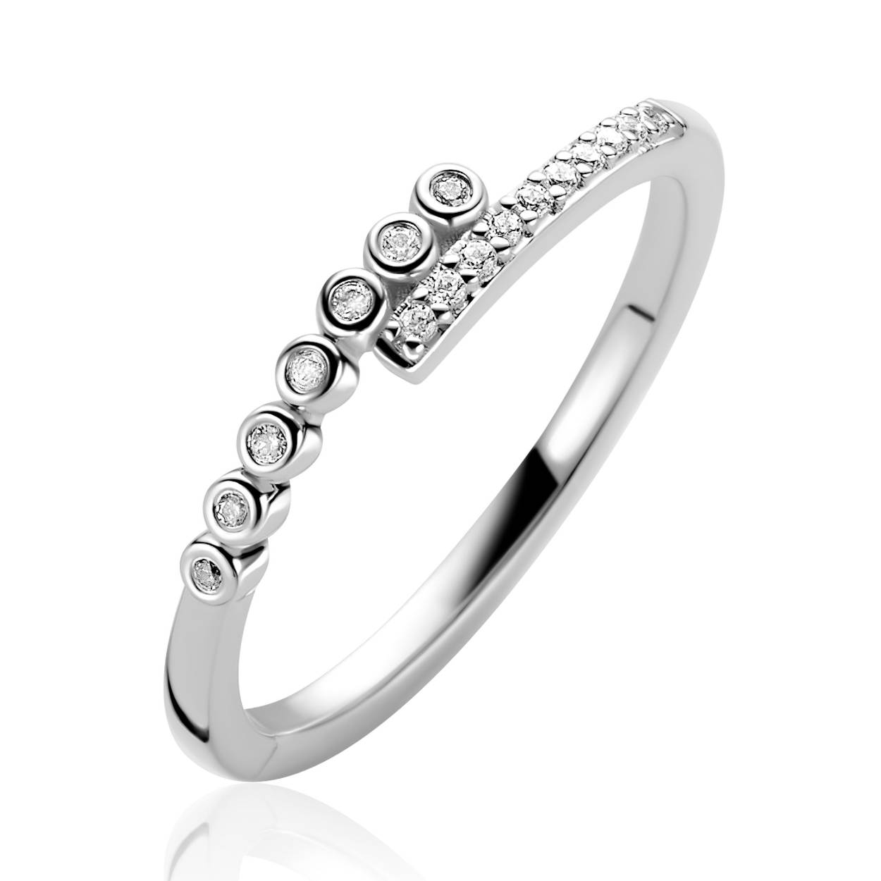 ZINZI zilveren ring slagmodel bezet met een rij stralende witte zirkonia’s in een speels patroon. De ring is 4mm breed. De ring is vervaardigd van eerste gehalte zilver (925) en voorzien van een extra rodiumlaag voor een langdurige glans.
