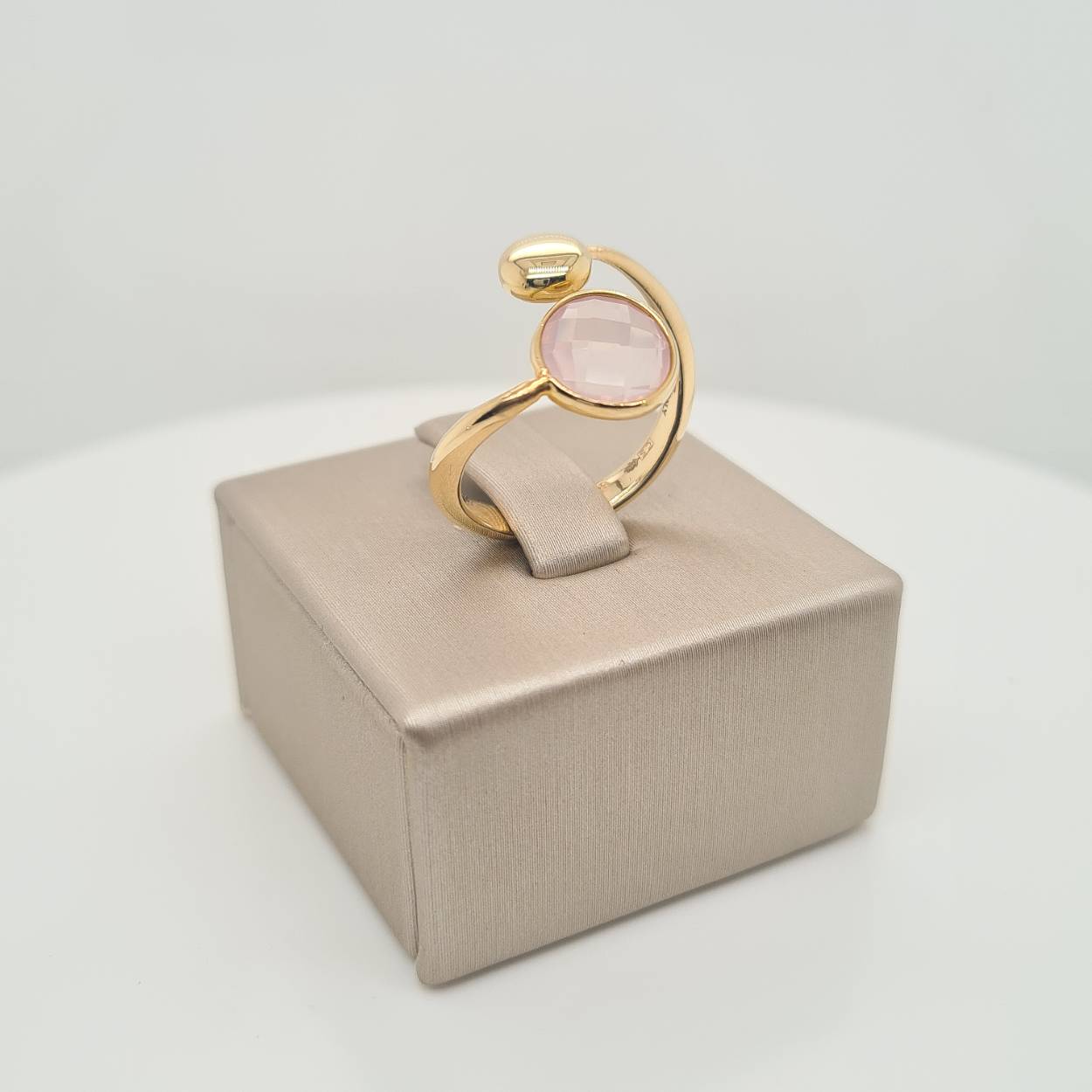Prachtige 14krt gouden ring met pink quartz. 

Deze ring is maat 54, heeft u interesse in een andere maat? Neem dan contact met ons op