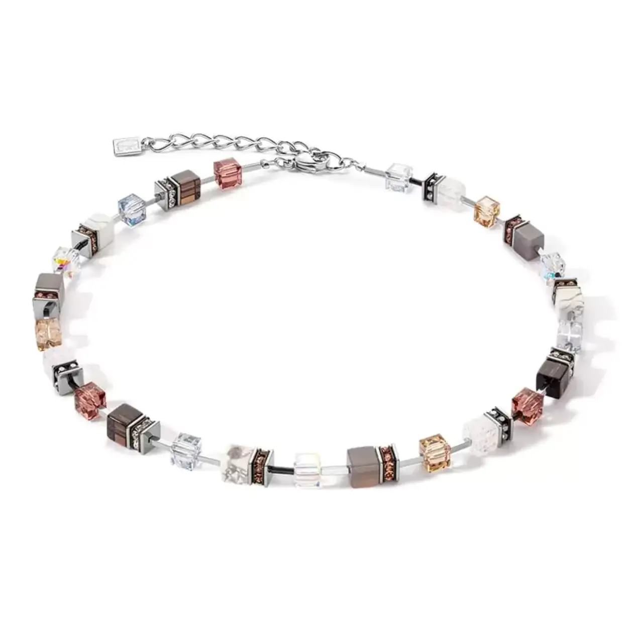 Wat een bijzonder mooie uitvoering van het bekende GeoCUBE ontwerp van Coeur de Lion! Het collier Iconic Statement Precious necklace cognac-beige is zorgvuldig met de hand gemaakt met behulp van natuursteen gecombineerd met schitterende kristallen en is tijdloos. Door de elegante nude tinten kan hij op veel verschillende manieren gestyled worden, helemaal als u ze combineert met de bijpassende armband en oorbellen. 

Het collier is handgeregen in Duitsland met de volgende materialen agaat, bergkristal, rookkwarts, howliet, Swarovski® kristallen en strass rondellen. Draaglengte is iets langer dan wat u gewend bent van Coeur de Lion, 50 cm + 6 cm verlengketting dus in totaal 56 cm. Dikte van de blokjes is ook iets breder, 0,8 cm. 