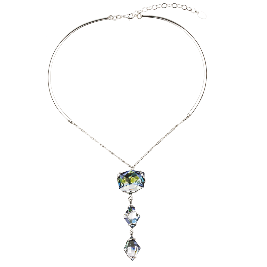 De sieraden van Andrea Marazzini worden ontworpen en handgemaakt in Italië. Dit sieraad is gemaakt van wit gerhodineerd metaal in combinatie met kristal van hoge kwaliteit. Het materiaal is hypoallergeen en nikkelvrij. Ieder Andrea Marazzini sieraad is uniek en een schoonheid voor het oog. 

Sieraad type: Spang collier

Collectie: Illusion
Steenkleur: Sahara
Steengrootte: BBA