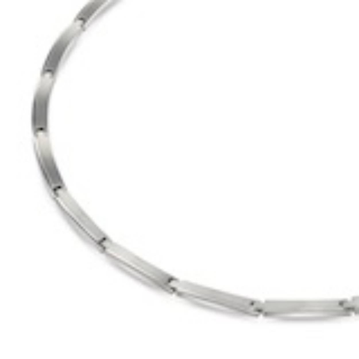 Een minimalistisch design van Boccia Titanium! De 08028-01 is een gematteerde damescollier met glanzende accenten. Daarnaast heeft de collier een lengte van 49cm en beschikt over een klapsluiting. Bovendien ga je lang plezier hebben van dit stijlvolle accessoire. Titanium is een hard en duurzaam materiaal, daarom komen er zelden diepe krassen in. Lichte krassen kunnen met een droge zachte schuurspons of met een pennengum meestal gemakkelijk worden verwijderd van het gematteerde oppervlak.