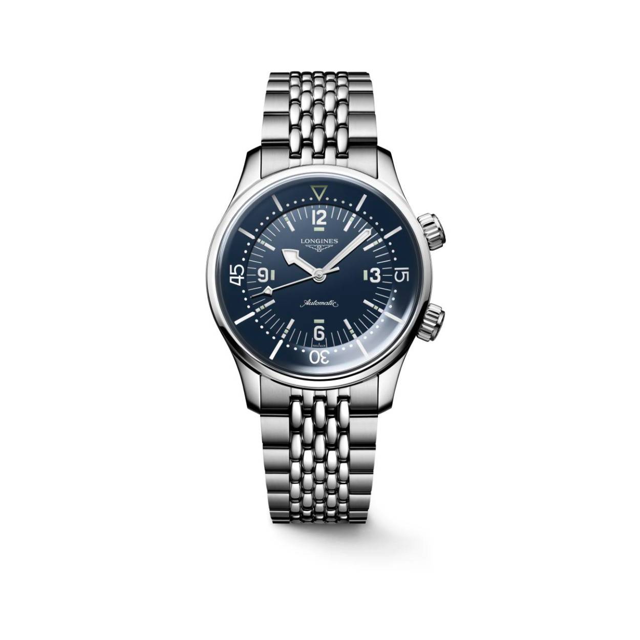 Dit Longines horloge behoort tot de Legend Diver collectie.
Referentienummer: L3.764.4.90.7

De LONGINES Legend Diver werd oorspronkelijk ontworpen voor onderwaterverkenning, maar levert zowel onder water als op het land uitmuntende prestaties. Sinds zijn creatie in 1959 is het horloge, gekenmerkt door een tijdloos ontwerp en geavanceerde prestaties, uitgegroeid tot een waar icoon van de horloge-industrie. De twee kronen en de interne roterende bezel springen meteen in het oog. LONGINES was de eerste om de bezel binnenin de horlogekast te plaatsen en zo te voorkomen dat de instellingen onopzettelijk worden gewijzigd door schokken of bepaalde handelingen. Deze toolwatches worden aangedreven door exclusieve LONGINES-kalibers uitgerust met een siliconen balansveer. De collectie is verkrijgbaar in verschillende maten, materialen en kleuren.