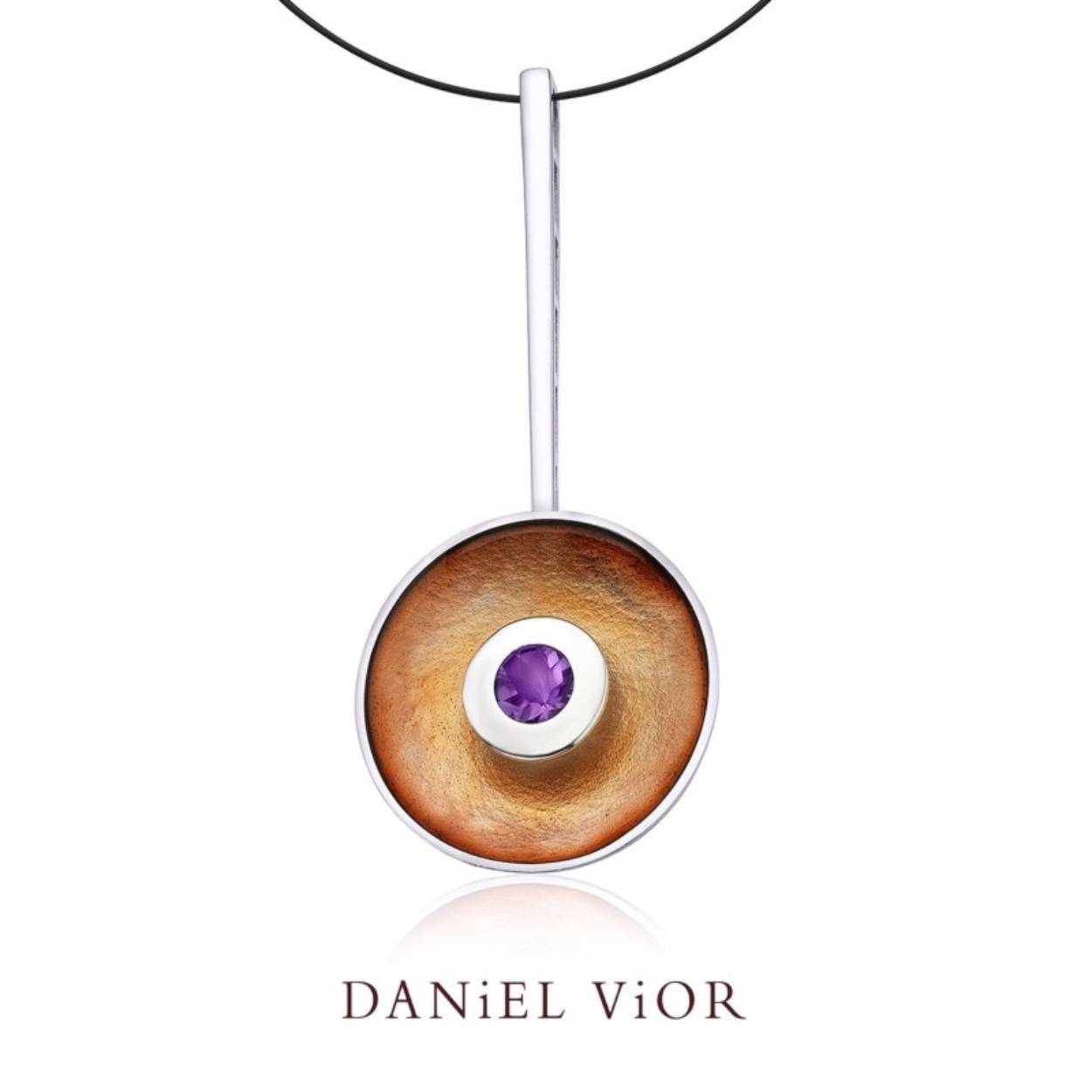 Daniel Vior Hanger Zilver 765454
Model Nesia 
Amethyst 
Emaille Orange/B
Excl. Collier