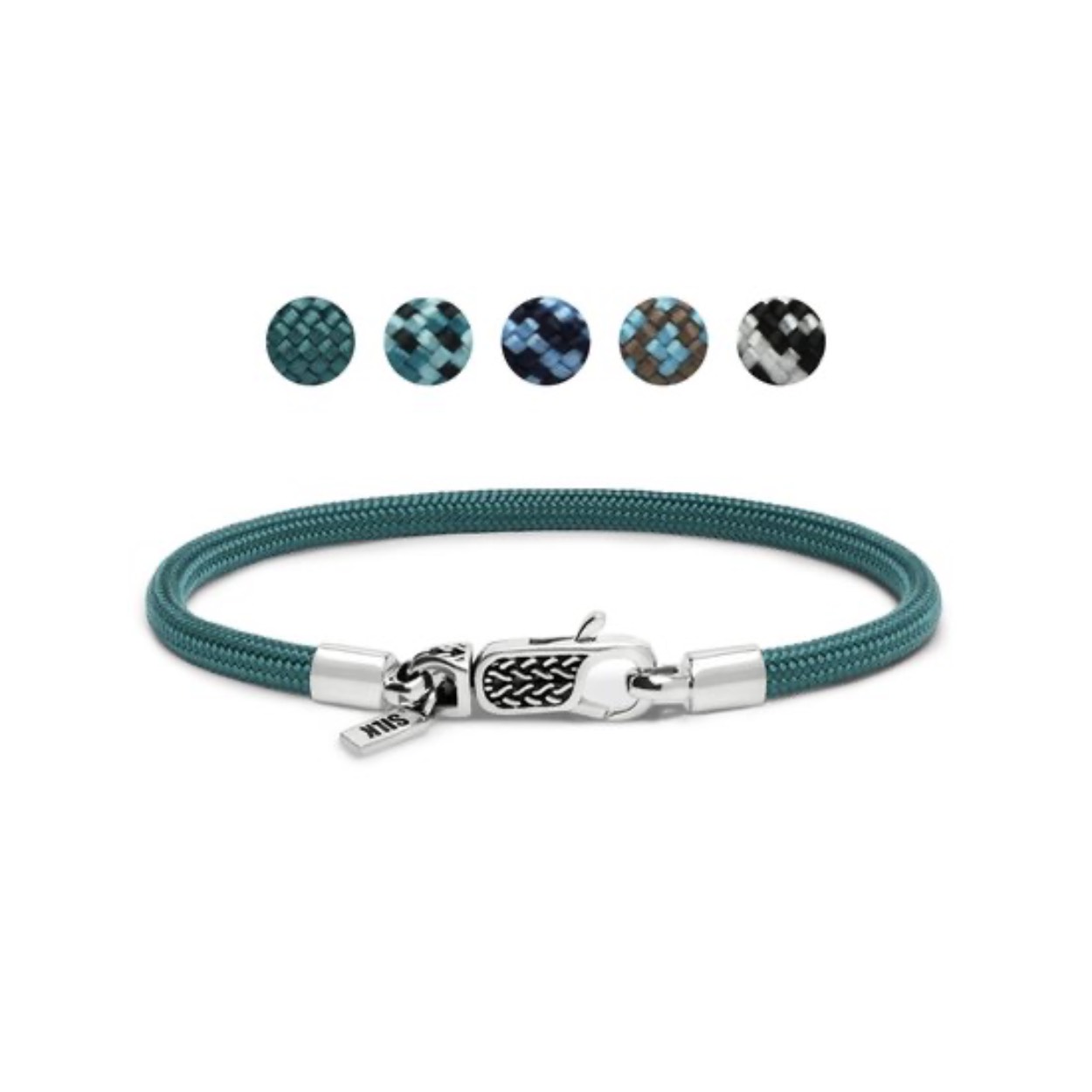 Ontdek de Nieuwe Azure Paracord Armbanden van SILKDe nieuwste toevoeging aan de SILK collectie zijn de Azure, Emerald en Terra paracord armbanden, ontworpen met een luxe zilveren karabijnsluiting. Deze diepgekleurde armbandjes voegen stijl en kleur toe aan je arm en zijn verkrijgbaar in twee varianten: een met charm en een zonder charm.Stijlvol & Functioneel De sterke, duurzame paracord armbanden zijn in verschillende lengte maten verkrijgbaar en passen perfect bij elke gelegenheid. Deze collectie is ontworpen om kleur toe te voegen aan je zilverstack. Door de paracord armbanden te combineren met andere sieraden creëer je een kleurrijk en speels geheel, ideaal voor een unieke en opvallende look.