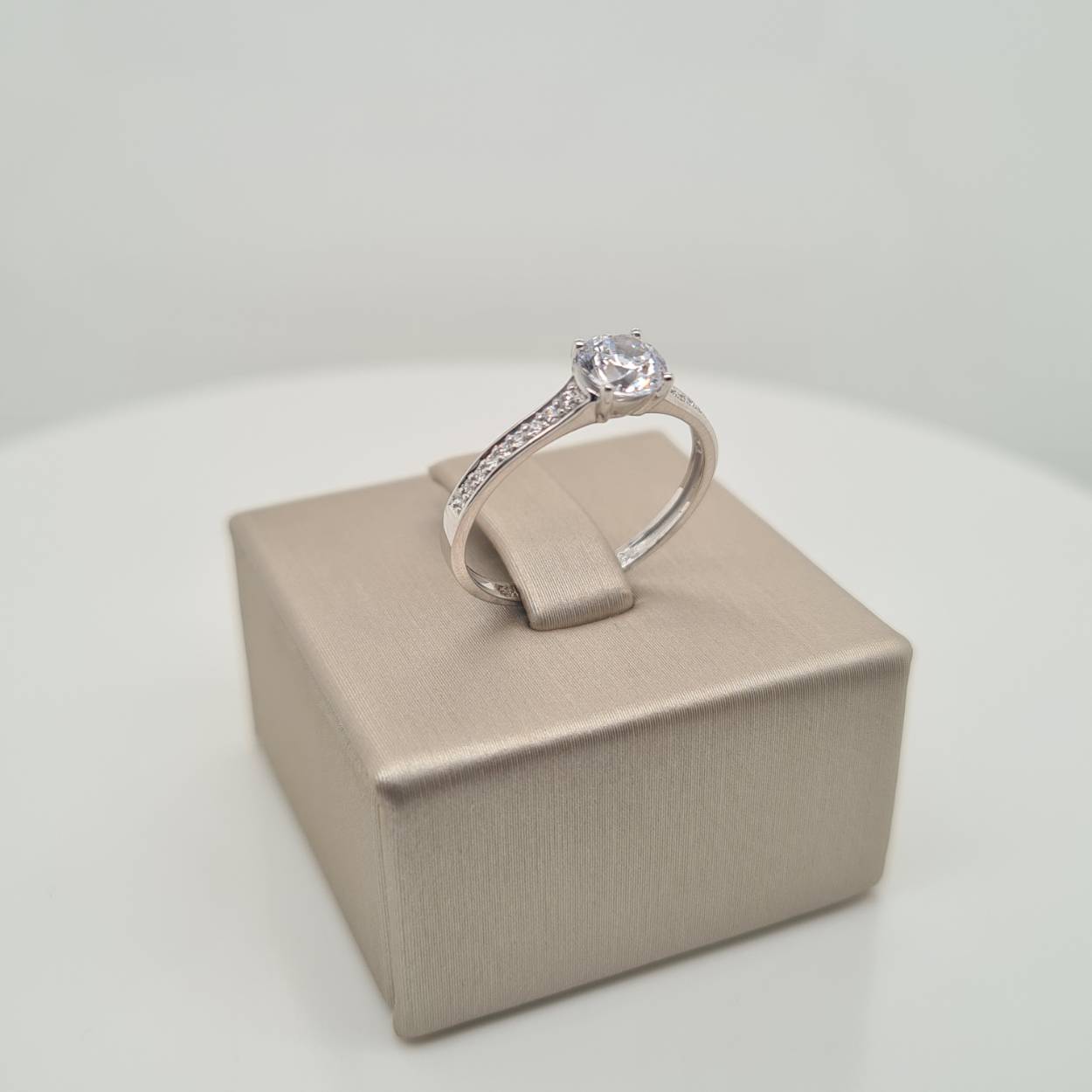 Prachtige 14krt witgouden ring met zirkonia. 

Deze ring is maat 52, heeft u interesse in een andere maat? Neem dan contact met ons op