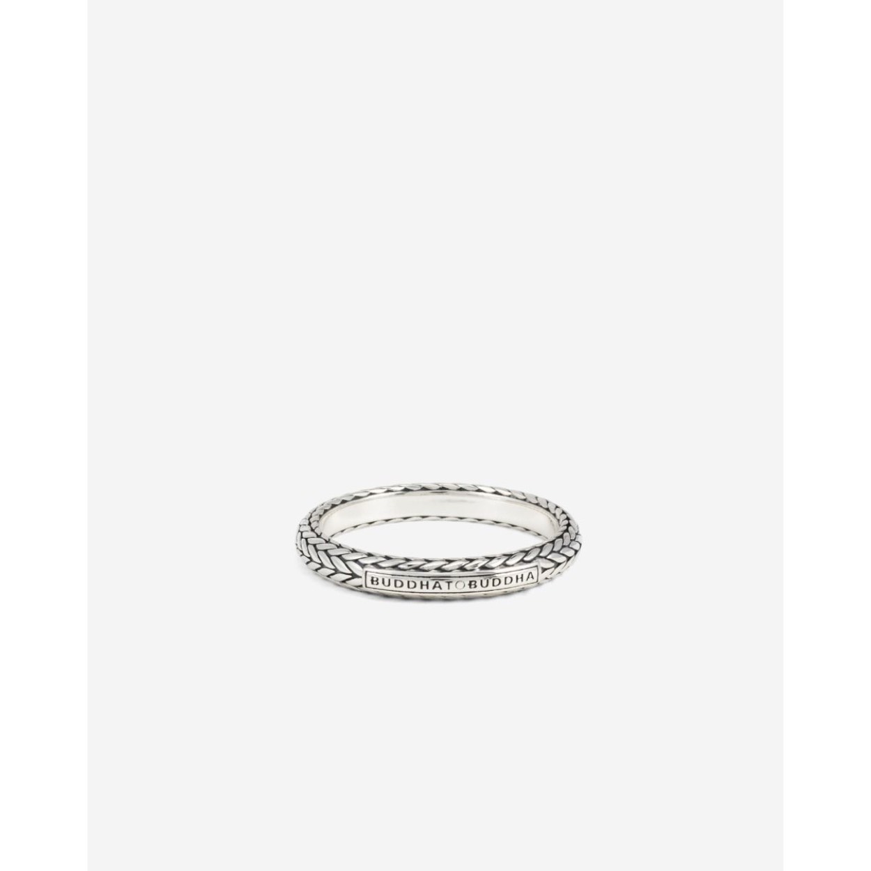 De Ring Ellen XS combineert verfijnd vakmanschap met de mogelijkheid tot persoonlijke expressie. Met de iconische Ellen-weeftechniek is deze verfijnde ring handgemaakt van premium gerecycled 925 sterling zilver en biedt hij een tijdloze schoonheid. Wat dit sieraad echt bijzonder maakt, is de optie om een persoonlijke boodschap aan de binnenkant te graveren. Of het nu gaat om een dierbaar moment, eerbetoon aan een geliefde, of het dragen van een betekenisvolle herinnering, deze ring wordt een uniek aandenken dat net zo bijzonder is als jouw verhaal.