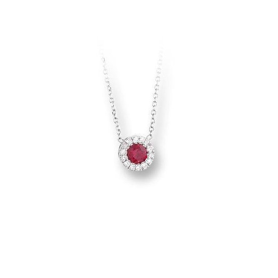 14-karaats witgouden collier in ankerschakel. De hanger bestaat uit een robijn met diamant rij (0.04 crt).
Diamant: Zuiverheid: SI2. kleur H, Zetwijze: Chaton
Collier: Lengte: 42 cm