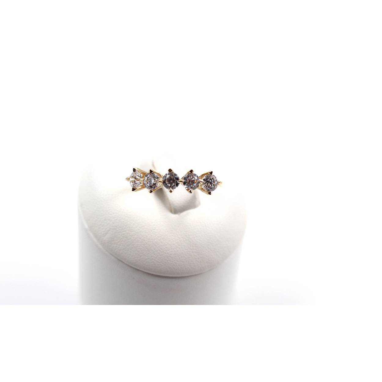 Geel gouden ring bezet met briljant geslepen zirkonia in klauwzetting.