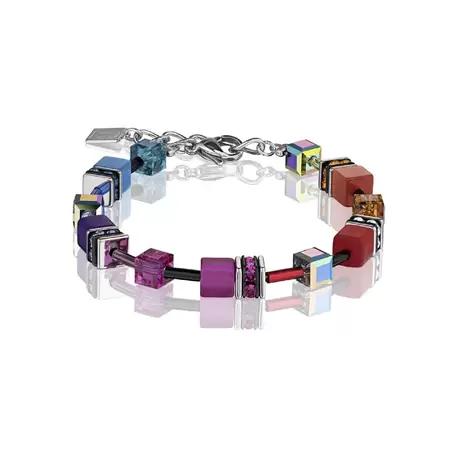Niet alleen de kubusvormige elementen geven het karakter aan deze Coeur de Lion armband, maar ook zeker de kleuren combinaite van de armband. Op een draad van staal zijn verschillende elementen geregen van synthetisch tijgeroog, polaris gecombineerd met Swarovski-kristal, glas en strass met Swarovski stenen. Deze veelkleurige regenboog variant 2838/30-1520 uit de GeoCube collectie is een echte aanrader!