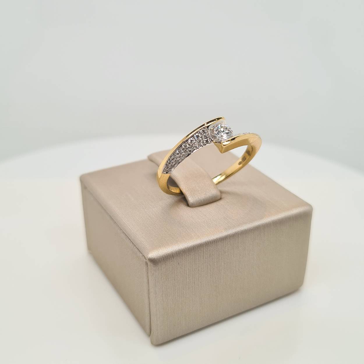 Prachtige 14krt gouden ring met diamant, 0,32crt H Si. De maat van de ring is 55 (17,5). Heeft u een andere ringmaat, neem dan gerust contact met ons op.