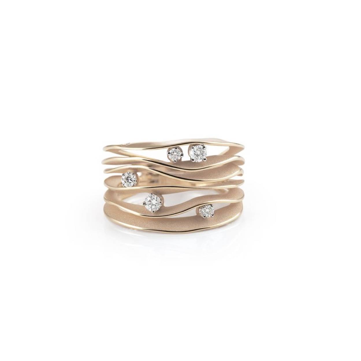 18krt gouden ring met diamant 0,28crt uit de Dune Collectie van AnnaMaria Cammilli. De kleur van de ring is natural beige, een originele legering voor exclusieve kleurcontrasten. Een natuurlijke tint geïnspireerd op woestijnzand.
Ringmaat: 56 (17 3/4). Heeft u een andere maat, neem dan gerust contact met ons op.

Referentienummer: GAN0914N56
