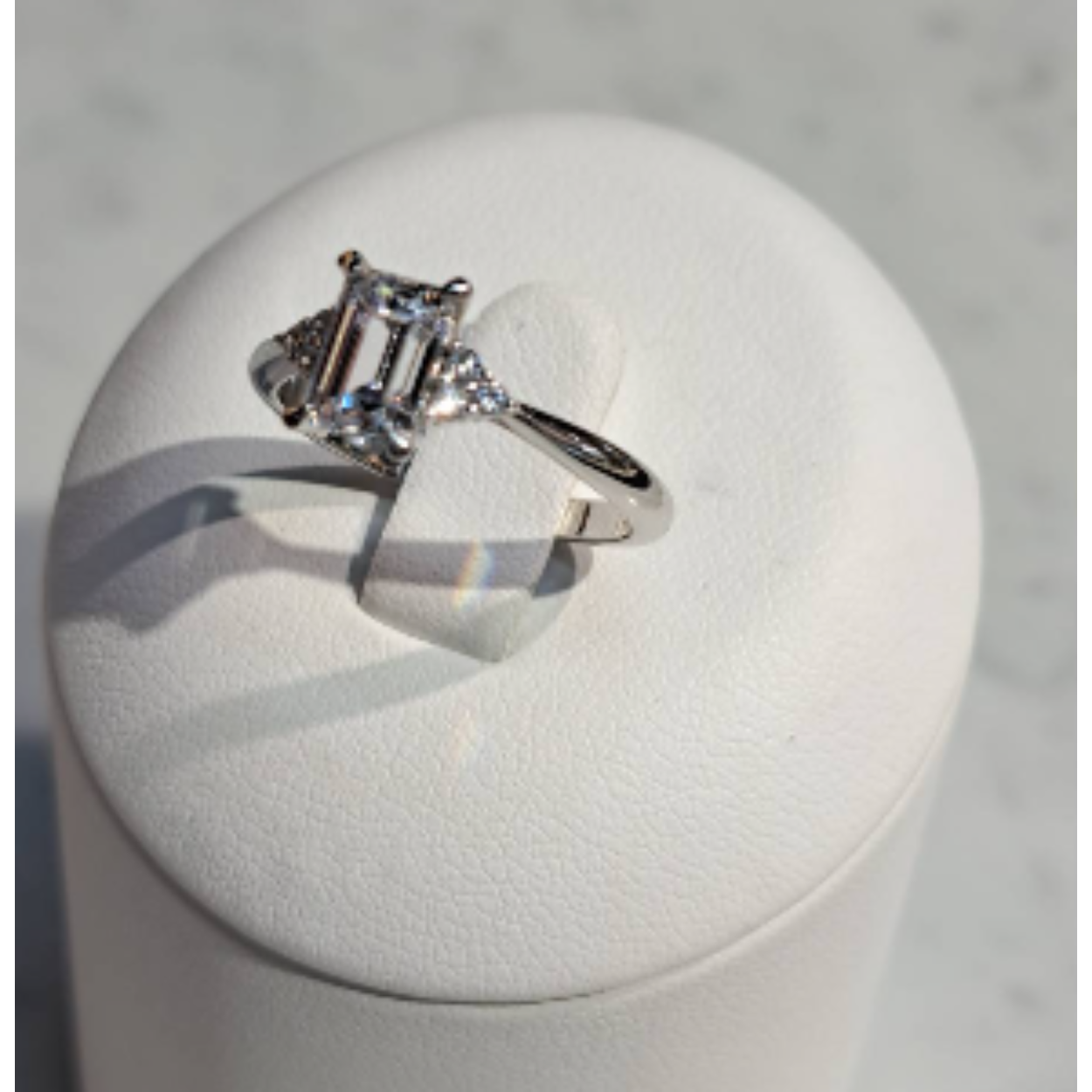 14 Karaat wit gouden ring bezet met baguette geslepen zirkonia.