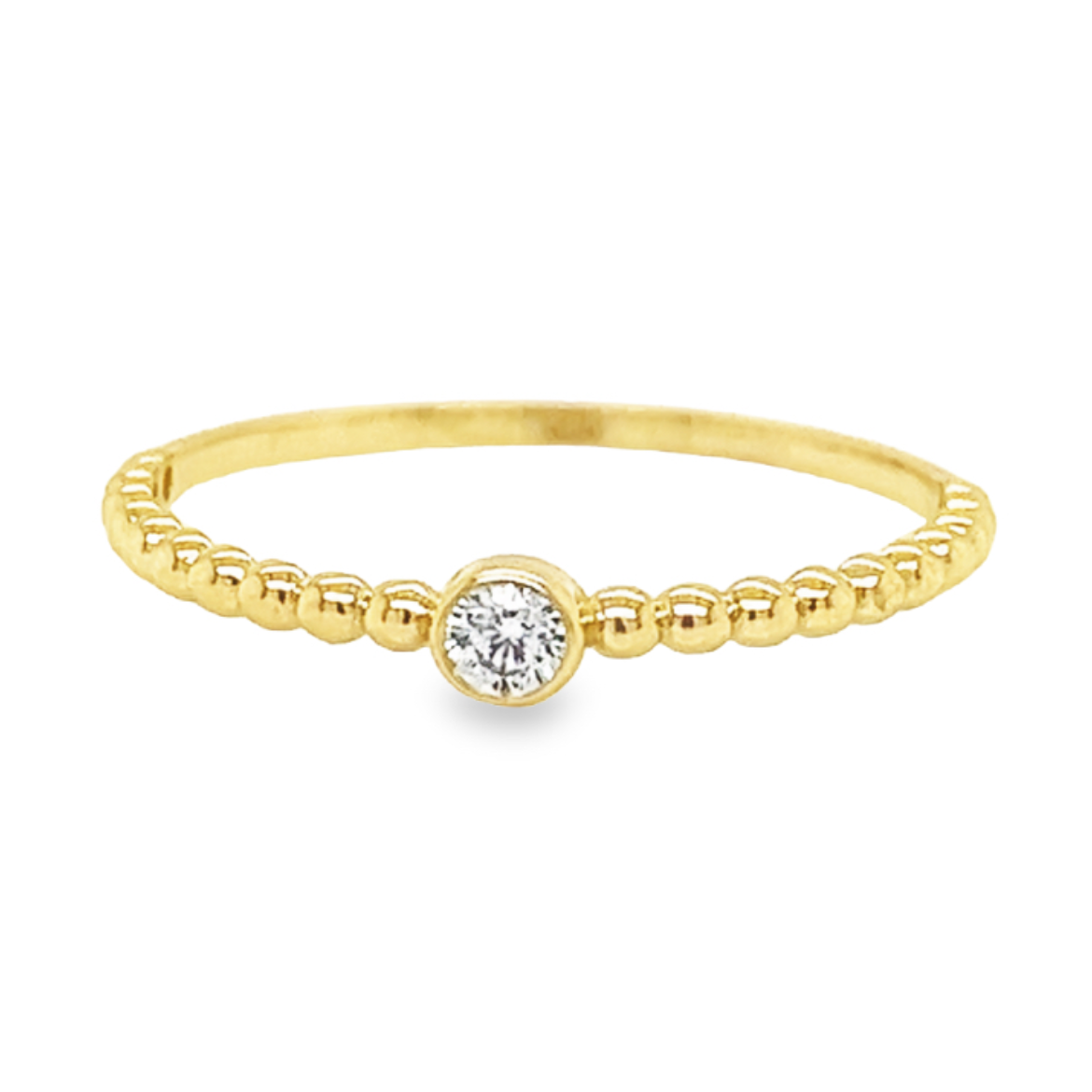 Deze ring is gemaakt van 14-karaats geelgoud. De ring is leuk om los te dragen maar ook uitstekend geschikt om te combineren met je andere ringen. Aan de bovenzijde is een zirkonia steentje gezet.