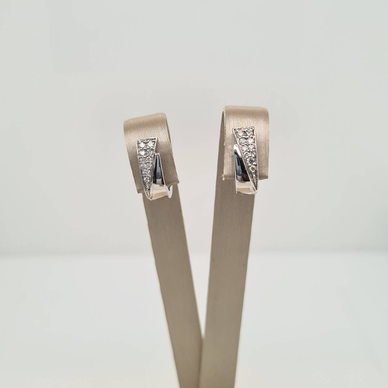 Prachtige 14 karaat witgouden oorbellen met diamant, 0.15crt. 