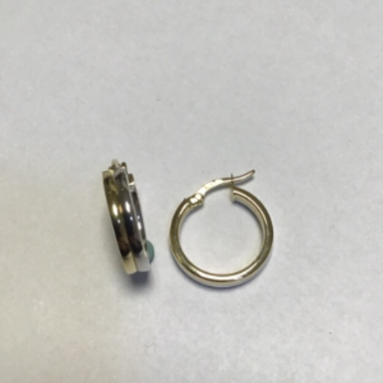 Bicolour creolen 2 banen naast elkaar; 1 wit, 1 geel. 18mm.