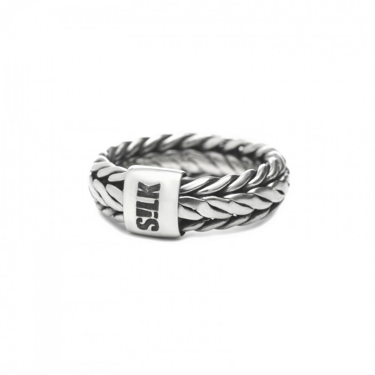 Smalle, fijn gevlochten ring. De ring is met de hand gemaakt van sterling zilver. Deze ring past perfect bij een van onze nieuwere dunne armbanden uit de Zipp collection collectie. 
Breedte: 6 mm. Maat: 17.5 mm (55)