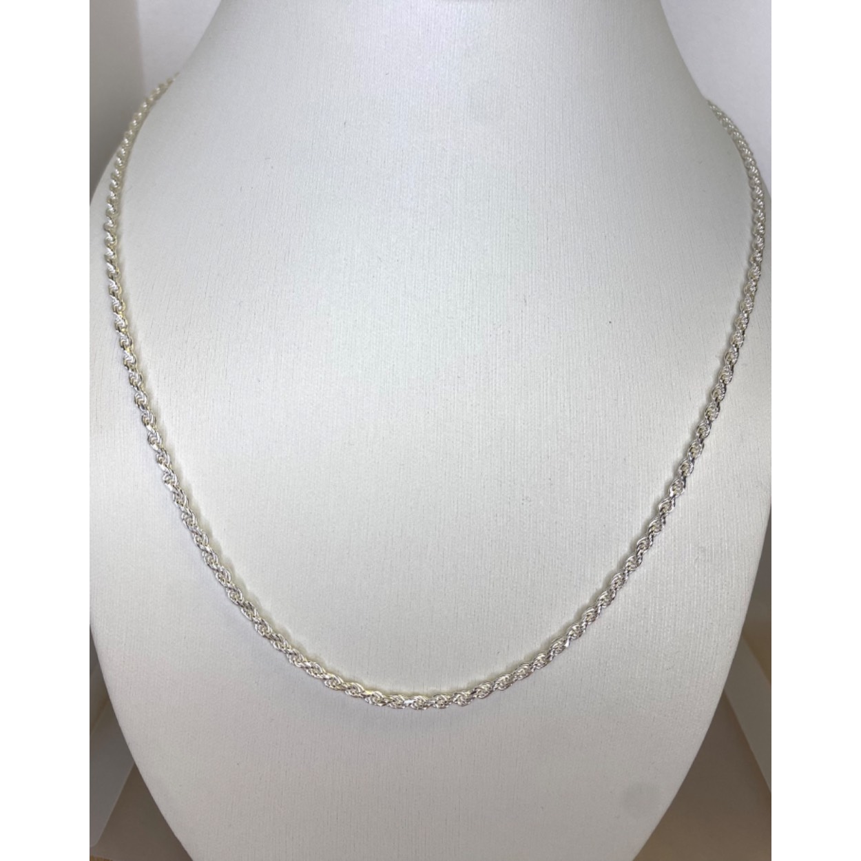 Zilver koord collier 45 cm/ 2 mm
Met karabijnsluiting