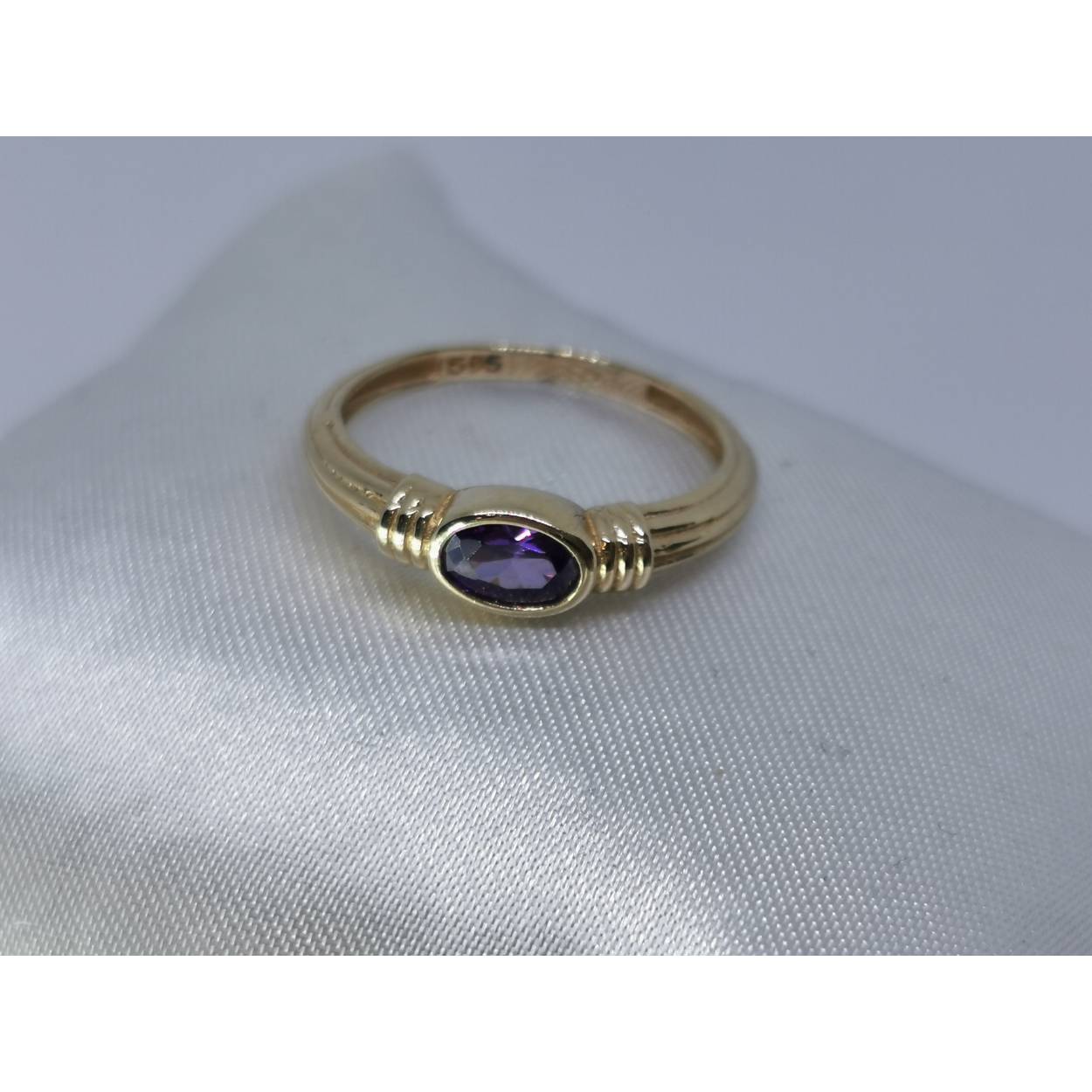 14 karaat geel gouden ring met ovaal geslepen amethist.