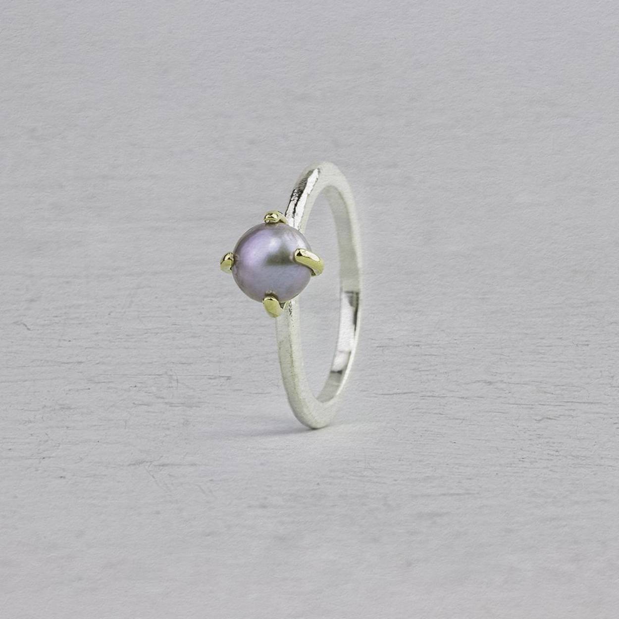 Ring gemaakt van 925 sterling zilver met een 9 karaat roosje met daarin een grijze Parel. Combineer met prachtige oorhangers, een armband, een collier of meerdere ringen voor een complete look!