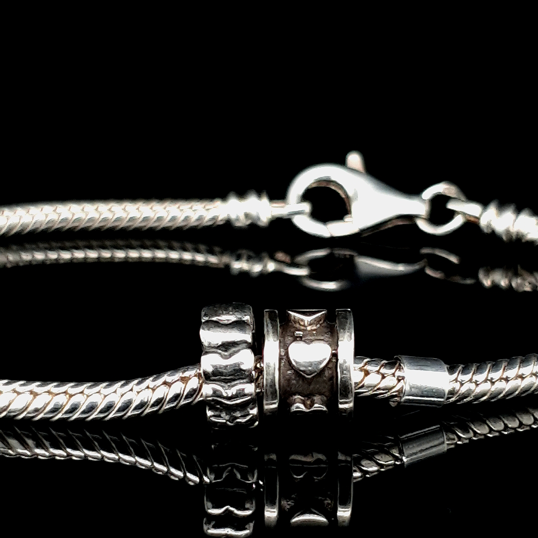 Zilveren armband met geoxideerd zilveren bedel met hartjes. 
Lengte armband 18, 19, 20 en 21 cm