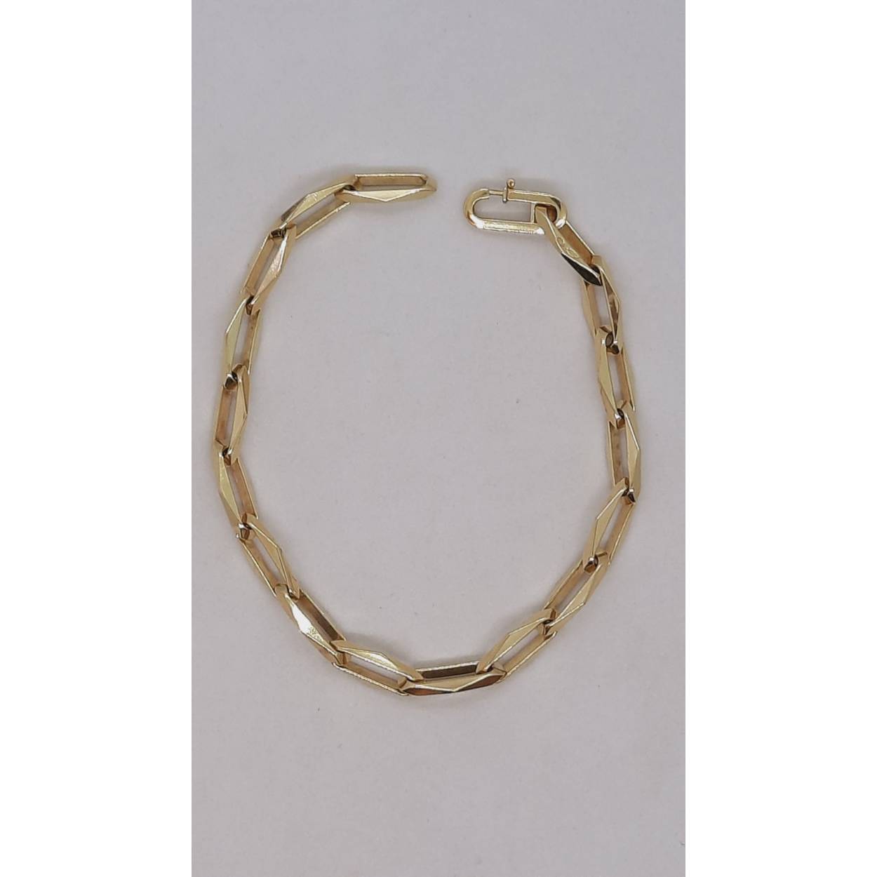 De gouden damesarmband met modelnummer BREA-JOY-0004213 is een verfijnd sieraad van 14-karaats goud. Met een glanzende afwerking, een breedte van 8 mm en een gewicht van 15,54 gram straalt deze armband luxe uit. Perfect te combineren met zowel formele als informele outfits, voor een elegante touch aan elke look.