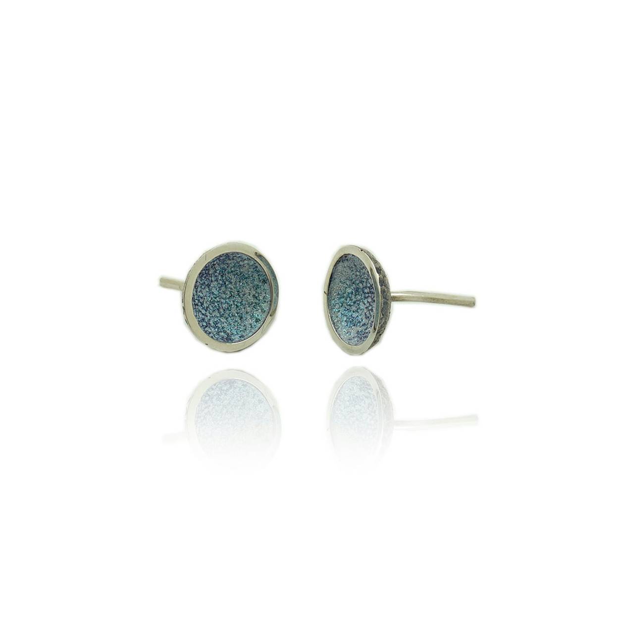 Handgemaakte oorbellen in zilver met emaille.