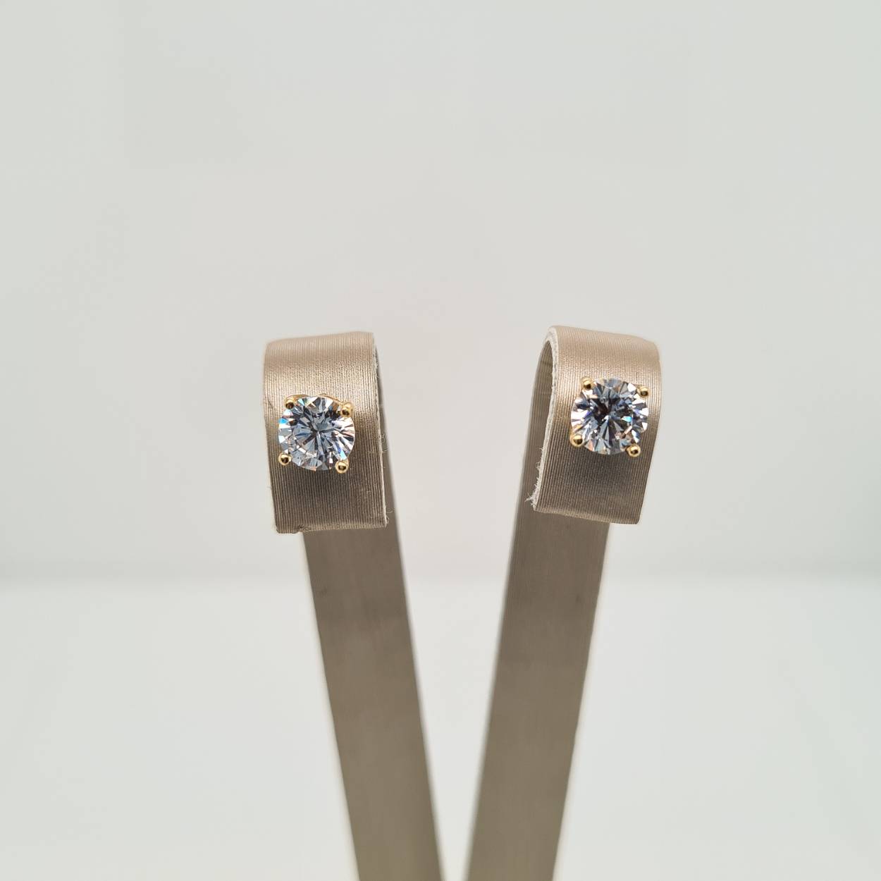 Geelgouden oorknoppen met zirkonia. 
Breedte: 5 mm