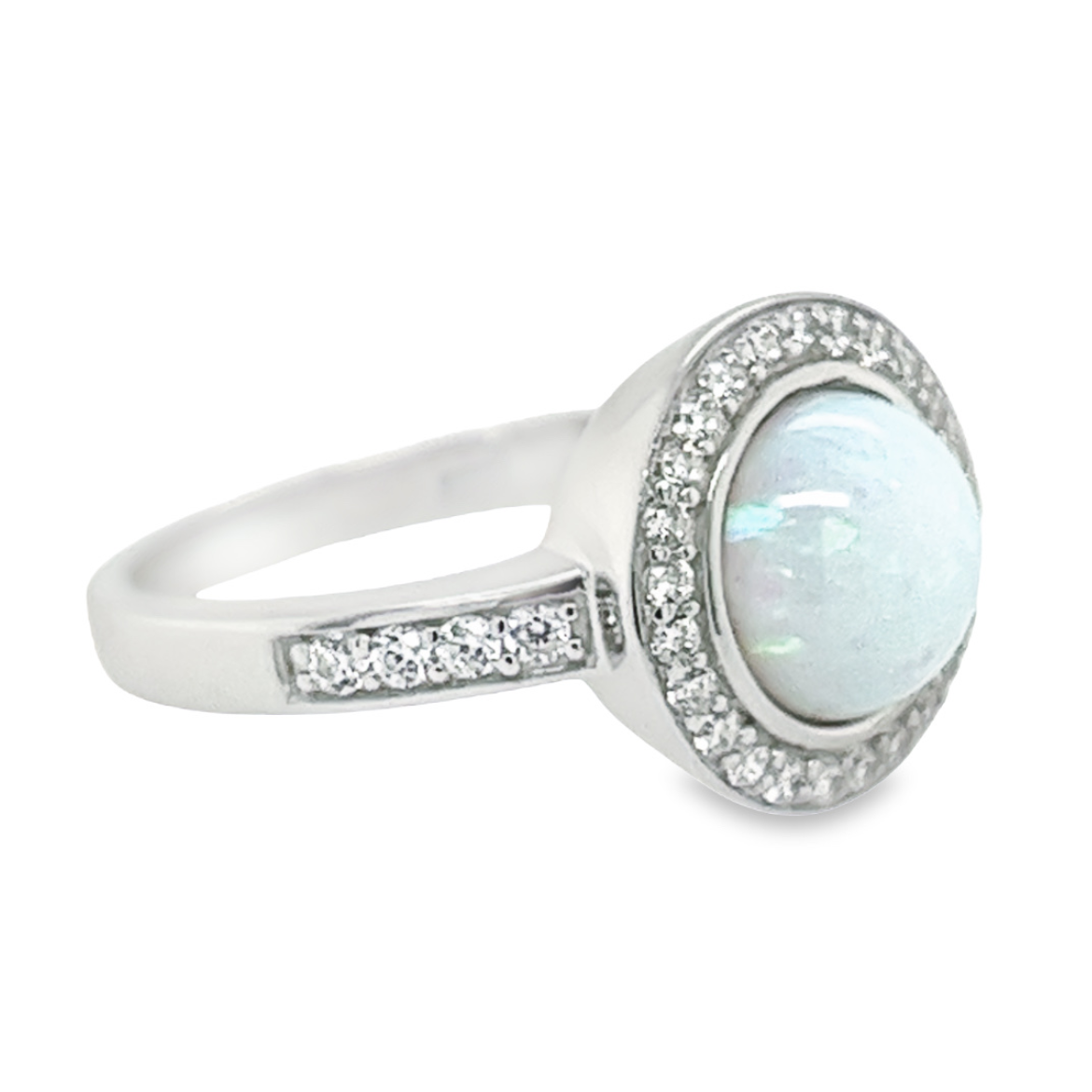 Deze prachtige zilverkleurige ring is een echte eyecatcher. De ring is gerhodineerd en voorzien van een imitatie opaal en schitterende zirkonia steentjes. Het sieraad is speciaal en uniek door de combinatie van de opaal en zirkonia, wat de ring een chique uitstraling geeft. Het is een fijn en elegant sieraad dat perfect is voor dames die houden van subtiele sieraden. Deze zilveren ring is een must-have voor elke gelegenheid en zal zeker complimenten opleveren.
