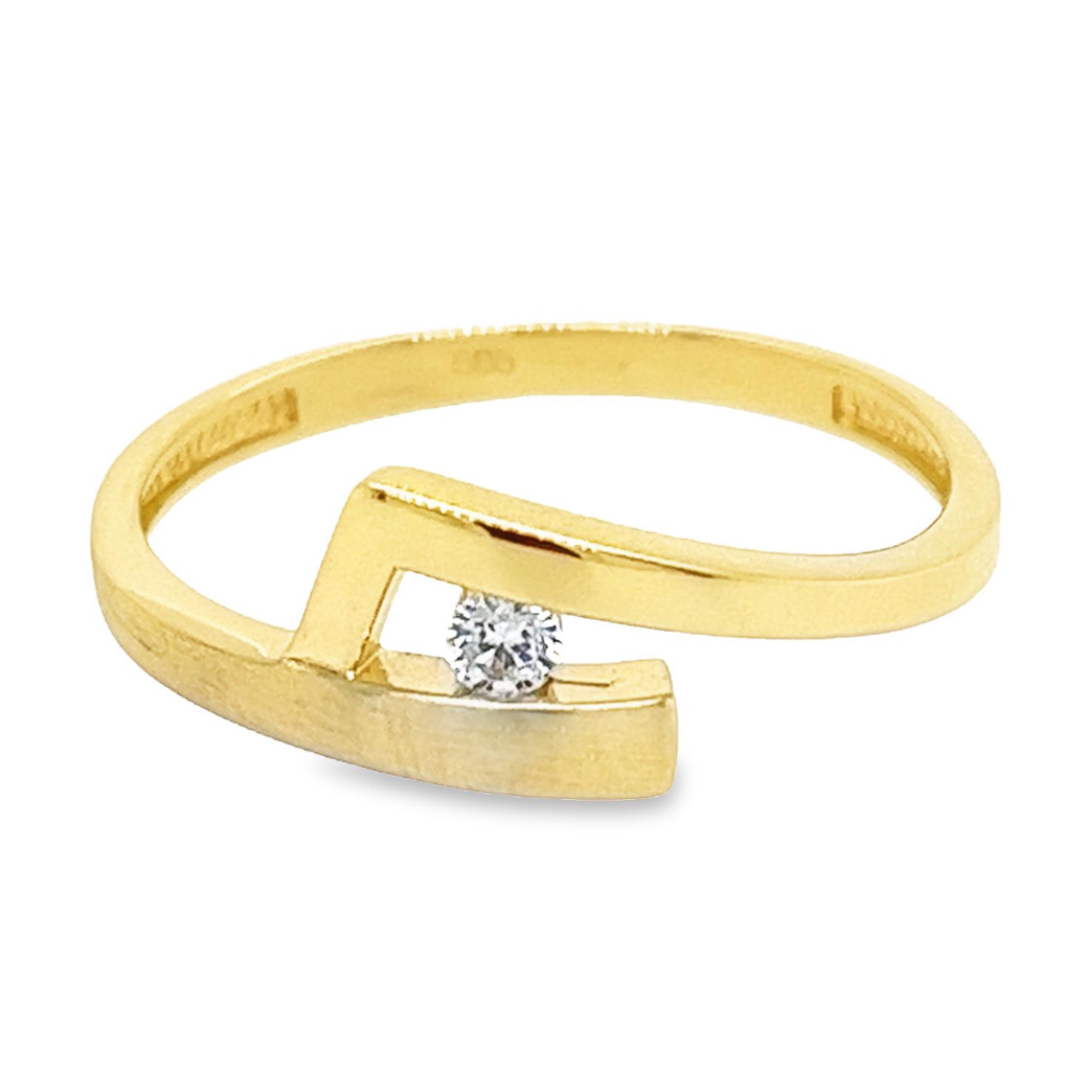 Deze geel gouden ring heeft een mooi strak en rustig ontwerp. De gedeeltelijke mattering zorgt voor een heel bijzonder effect. De briljant geslepen zirkonia steen geeft deze ring de nodige schittering.