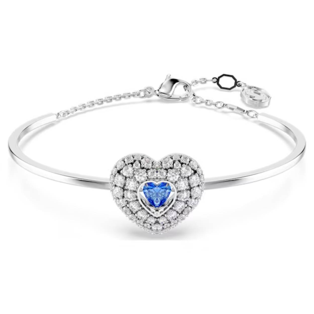 Op deze Hyperbola-armband met rhodium toplaag prijkt een iconisch symbool van liefde. Het hartvormige motief is gecreëerd met een kooivormig ontwerp voor maximaal volume. Om het koepelvormige effect te benadrukken, is het voorzien van rondgeslepen heldere Swarovski Zirkonia gezet met de oogverblindende chatontechniek. In het midden vangt een hartvormige blauwe Dancing Stone het licht vanuit elke hoek. Geef dit als speciale verrassing cadeau aan iemand op wie u gek bent.