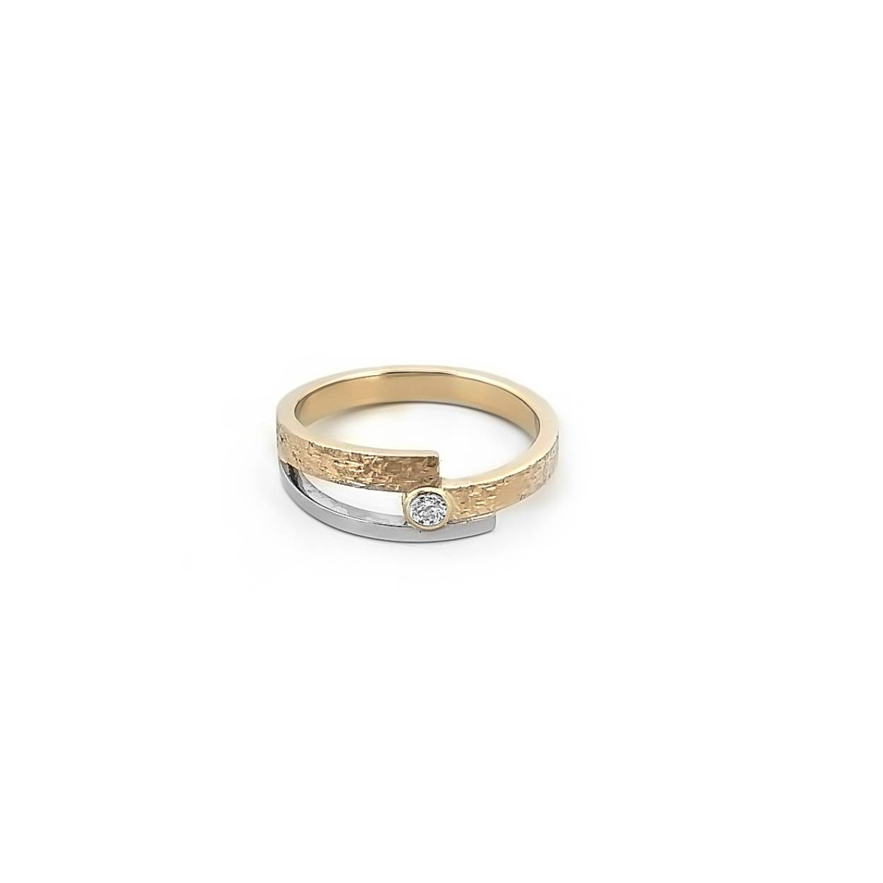 Het ontwerp van onze Arch collectie komt voort uit het architectonische lijnenspel. De strakke vorm van gebouwen en bruggen is de inspiratie voor deze sieraden. Je ziet de skyline van jouw stad met al haar moois.

Deze ring is te bestellen in maat 58/18.5

De ring kan op elke gewenste maat gemaakt worden. Echter na aanpassing van de ringmaat beschouwen we de ring als maatwerk. Mocht je twijfelen over de maat neem dan gerust contact op.

Maak een afspraak en kom deze sierlijke ring eens passen! Of bestel haar gelijk, dan sturen we deze mooi verpakt naar je toe.