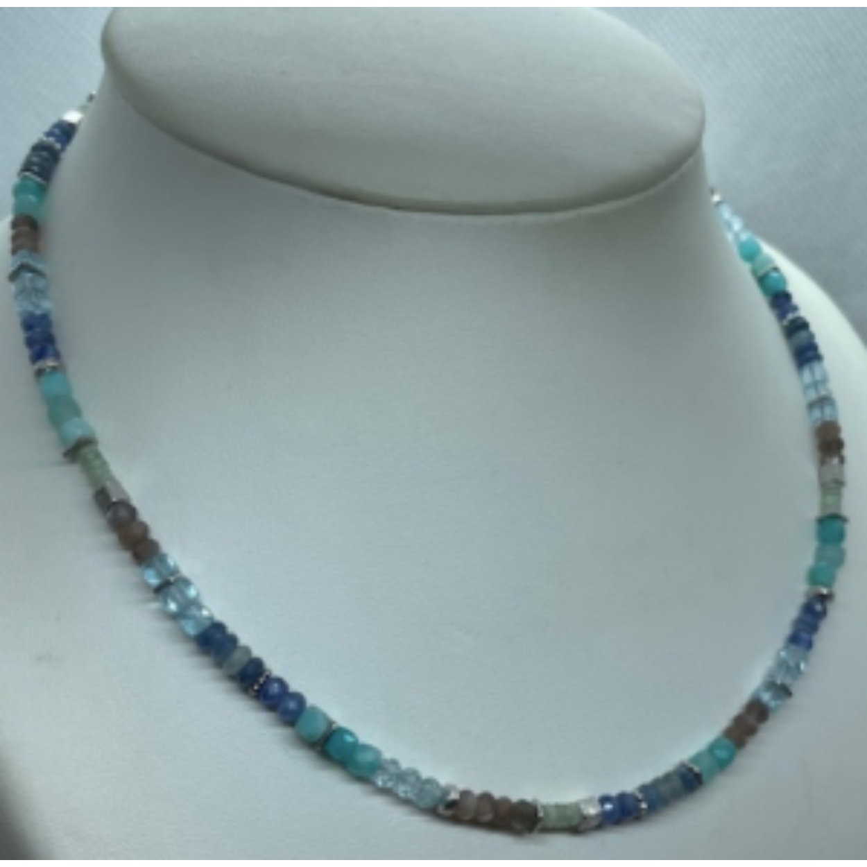 collier met blauwe topaas, maansteen, amazoniet, kyaniet
