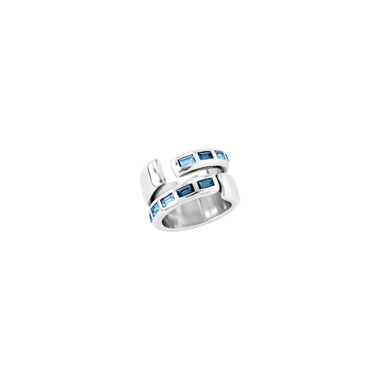 Originele verzilverde metalen ring die is samengesteld uit verschillende stukken versierd met blauwe kristallen van SWAROVSKI® ELEMENTS. Een stuk gemaakt in Spanje, 100% handgemaakt door UNOde50. Verkrijgbaar in verschillende maten.