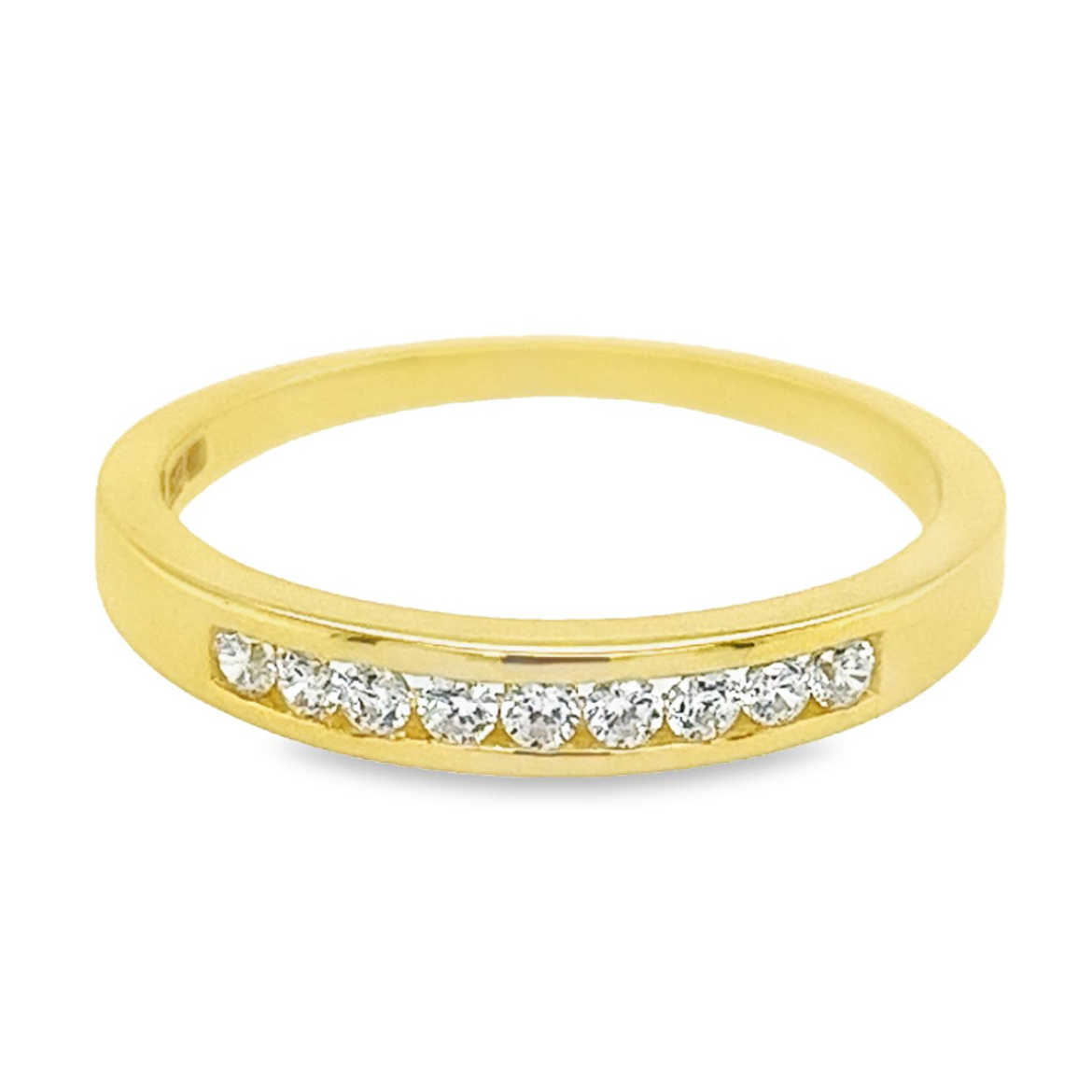 Deze geel gouden ring is werkelijk schitterend, dit komt natuurlijk door de rij met briljant geslepen zirkonia stenen. De zirkonia stenen zijn gezet tussen de randen van de ring en hebben dus niet individuele zetpoten, dit geeft deze ring een uitstraling die erg bijzonder is. Ook hebben de zirkonia stenen hierdoor ieder meer ruimte om te schitteren.
