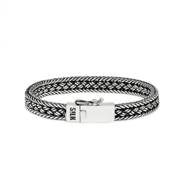 PRODUCT DETAILS
De 262 is het grotere broertje van de Mesh 153 armband, welke in het najaar van 2018 werd uitgebracht en in zeer korte tijd een populaire nieuwkomer werd, Deze elegante armband is met een zeer fijne draad gevlochten tot een platte vierkante structuur. De armband is zowel tof voor heren als voor dames. Stijl hem ook eens naast een platte lederen band.