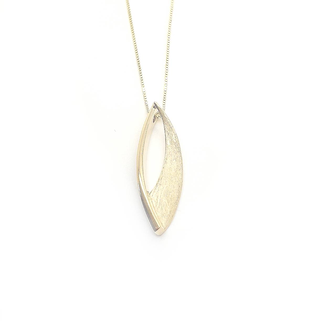 Het strakke design staat open voor eigen interpretatie en is overal goed bij te dragen. Geen fan van mat? Deze hanger is ook te maken met een glanzende afwerking of met een structuur. Om het helemaal af te maken kunnen we er een of meerdere mooie diamant(en) in zetten.

Maak een afspraak en kom deze sierlijke hanger eens passen! Of bestel haar gelijk, dan sturen we deze mooi verpakt naar je toe.