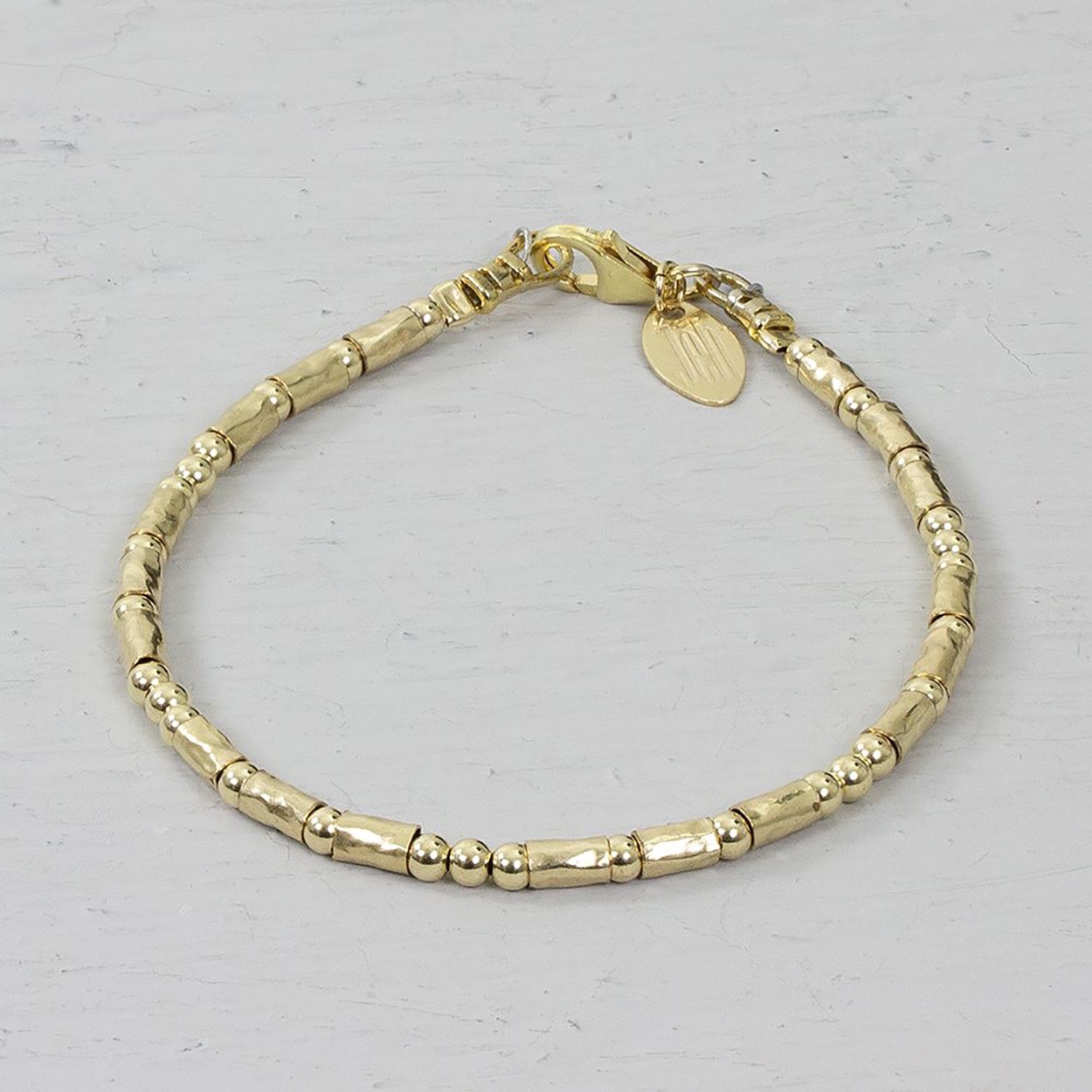 21039

Armband buisjes en balletjes gemaakt van Goldfilled. Combineer deze armband met het bijpassende collier voor een complete look!