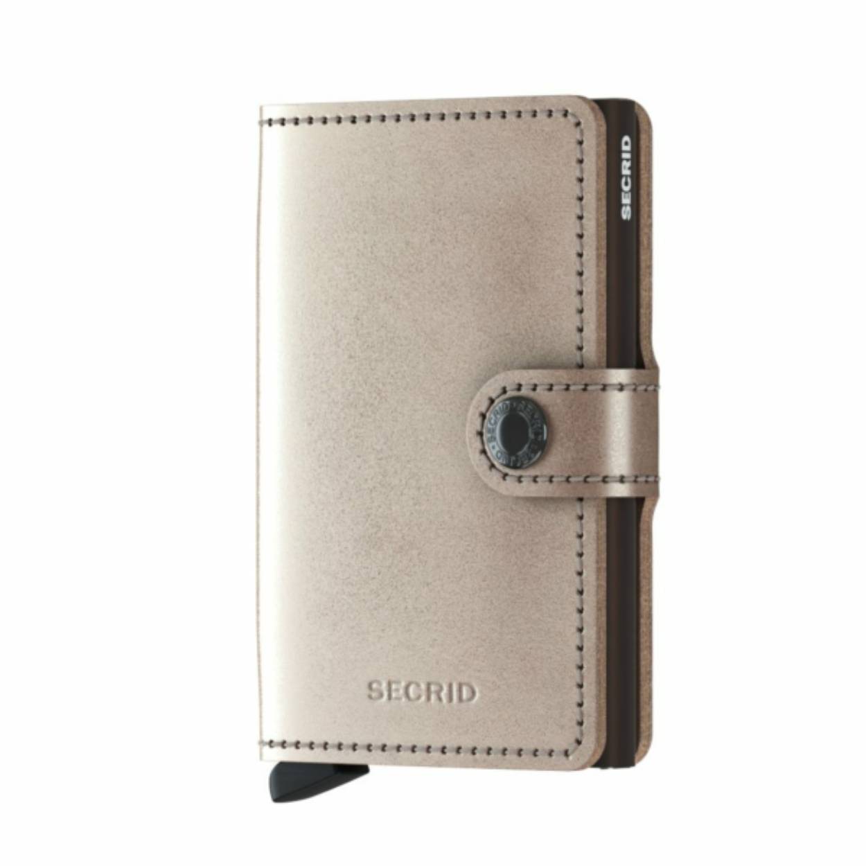 De Miniwallet van Secrid in matallic champagne is de perfecte allrounder: klein van formaat en verrassend groot in opbergcapaciteit. Met al zijn kleuren en stijlen past de Miniwallet in iedere broekzak.

Het gepatenteerde mechanisme geeft met één simpele beweging toegang tot je kaarten: klaar voor gebruik. De aluminium behuizing beschermt kaarten tegen buigen, breken en ongewenste draadloze communicatie.

Afmeting: 65 x 102 x 21 mm

Gewicht: 72 g

Inhoud: 4 verdikte of 6 platte kaarten, 4 extra kaarten, bankbiljetten, visitekaartjes, bonnetjes