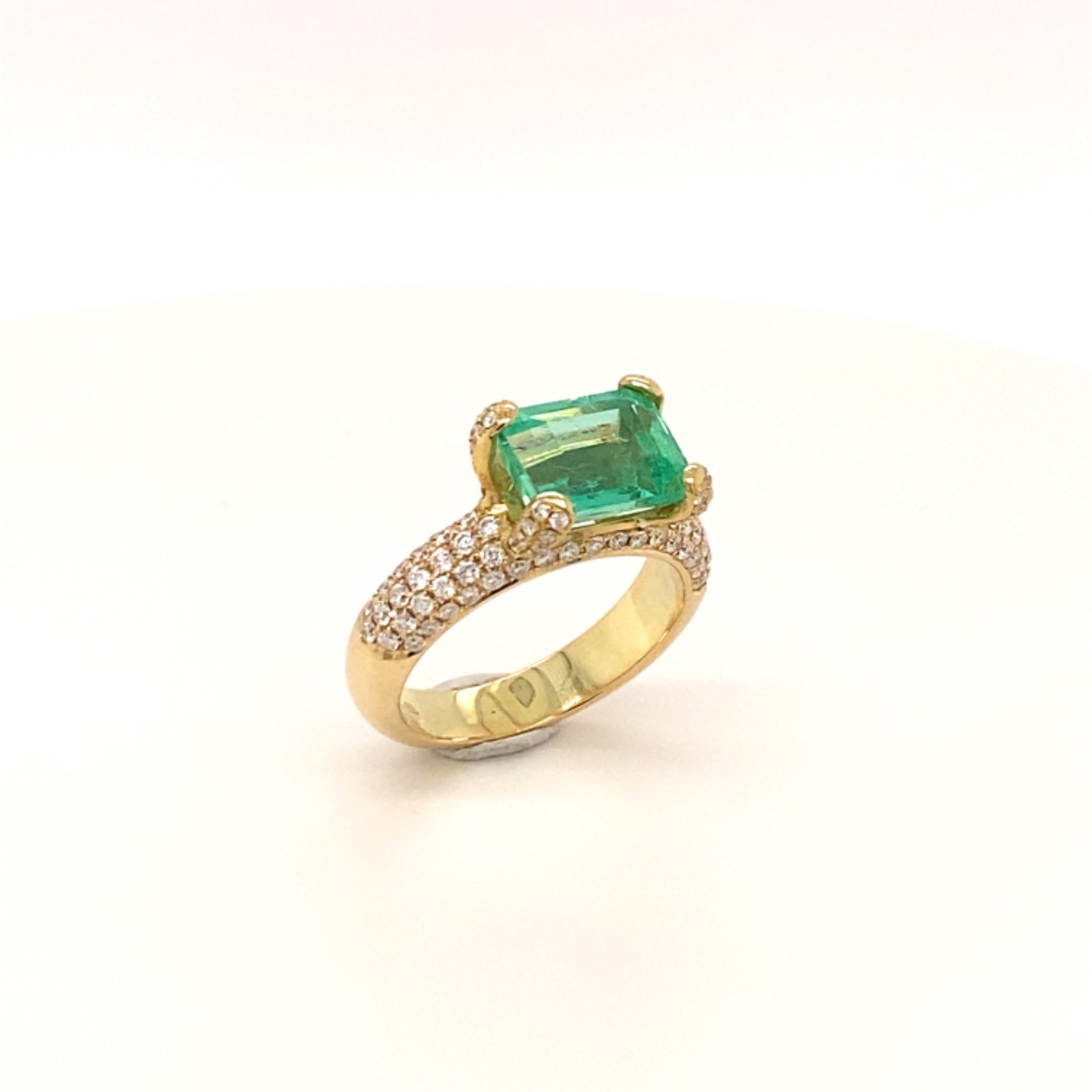 Gouden handgemaakte damesring met smaragd en diamant
