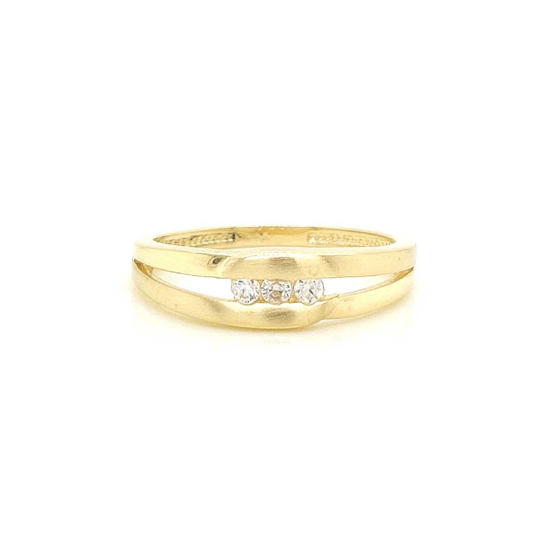 Deze geel gouden ring heeft een solide en elegante uitstraling. Het ontwerp is sierlijk en uniek en gecombineerd met drie briljant geslepen zirkonia stenen. De zirkonia stenen geven deze ring een werkelijk schitterende uitstraling. De ring is gedeeltelijk gematteerd.