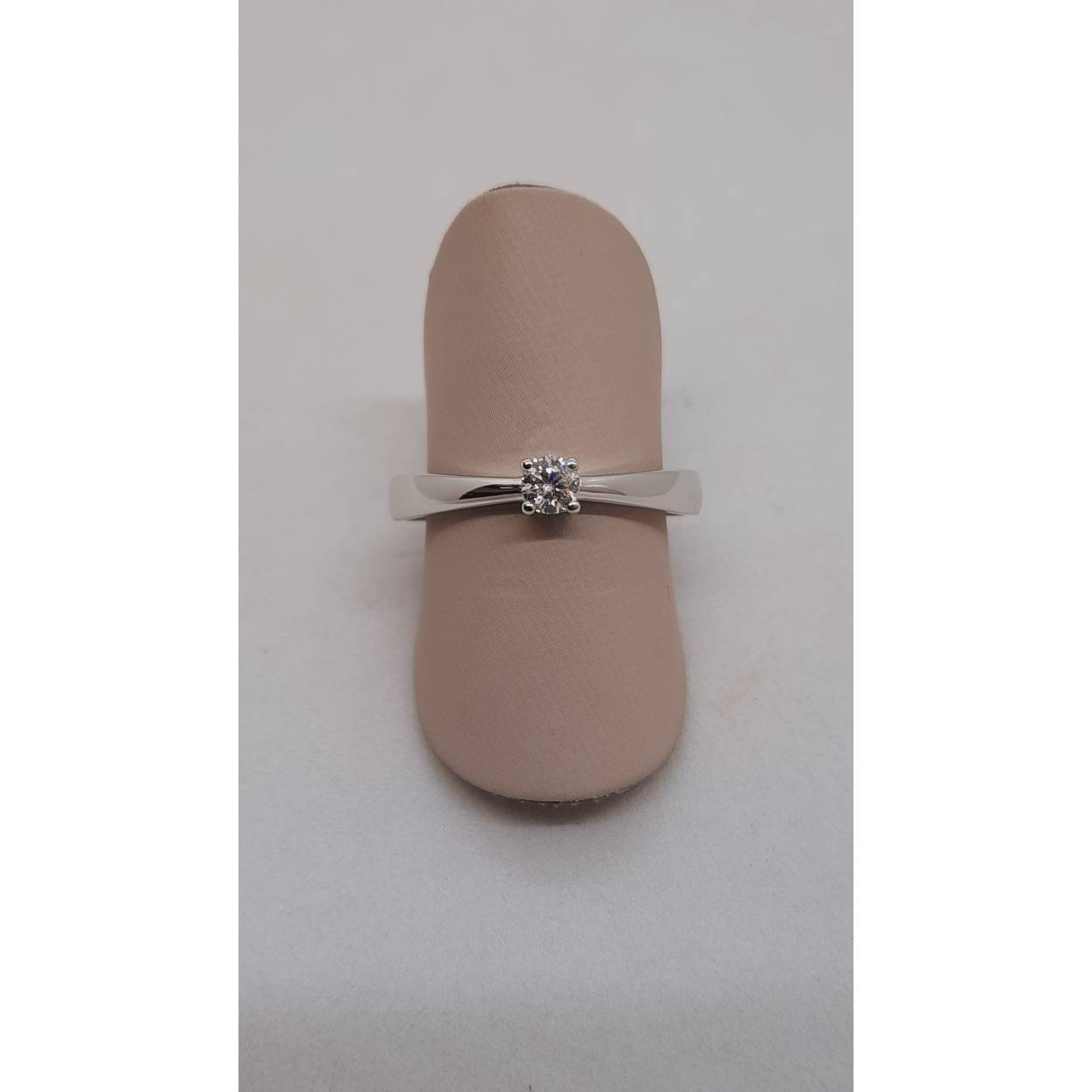 De Diamanten Verlovingsring met modelnummer BREA-0004036 is een prachtige gouden ring met een briljantgeslepen SI1 zuivere diamant van 0,13 karaat in F-kleur. De ring is elegant glanzend afgewerkt. Draag deze ring als perfect symbool van liefde en toewijding. Ideaal als verlovingsring voor speciale gelegenheden. Verkrijgbaar in maat 17.25.