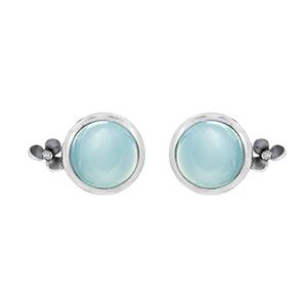 Deze sterling zilveren oorknoppen bevatten elk een 8 mm blauwe chaldedoon. De zetkast is versierd met een zilveren bloemetje waar een 1 mm zirkonia in is geplaatst.