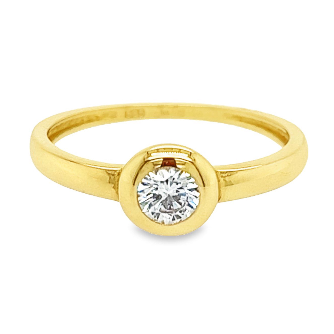 Deze 14-karaats geel gouden ring heeft een schitterende briljant geslepen zirkonia steen gezet in een ronde zetkast. De zetkast is geelgoud van kleur vanaf boven. Deze ring is ontzettend mooi afgewerkt.