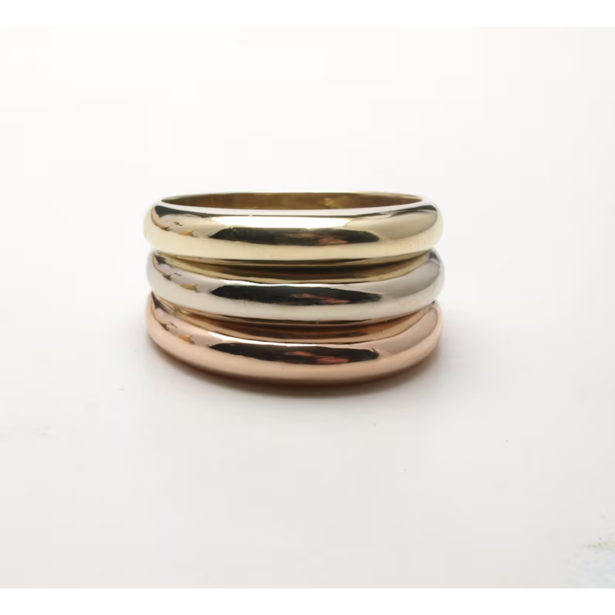 Huiscollectie 14 krt gouden  Tricolor ring op maat 56. Deze gouden ring is gemaakt in drie kleuren. De kleuren geel, wit en rood zijn aan de bovenzijde los van elkaar. Aan de onderkant zijn ze met elkaar verbonden. 