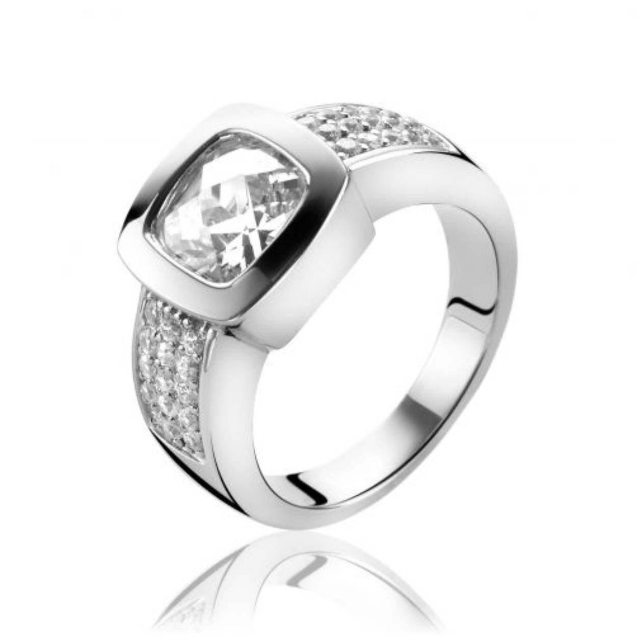 ZINZI zilveren ring met grote vierkante top met witte zirconia. De band van de ring is gezet met drie rijen kleine witte zirconia's. Vervaardigd van eerste gehalte zilver (925) en met extra rodiumlaag voor een langdurige glans.