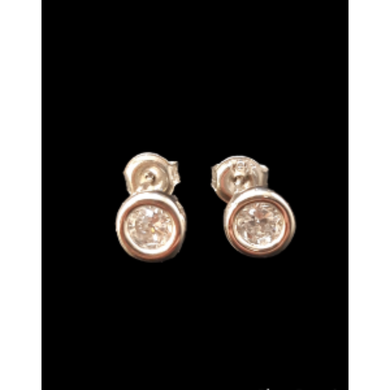 Deze prachtige witgouden oorknoppen, modelnummer BREA-0002530, zijn gemaakt van 18 karaat goud en zijn voorzien van schitterende stenen. Kenmerken: 18kt, witgoud, glanzend, breedte 6,2mm. Perfect voor elke gelegenheid, draag ze met opgeheven haar voor een elegante look. Voeg een vleugje luxe toe aan je dagelijkse stijl met deze verfijnde oorbellen.